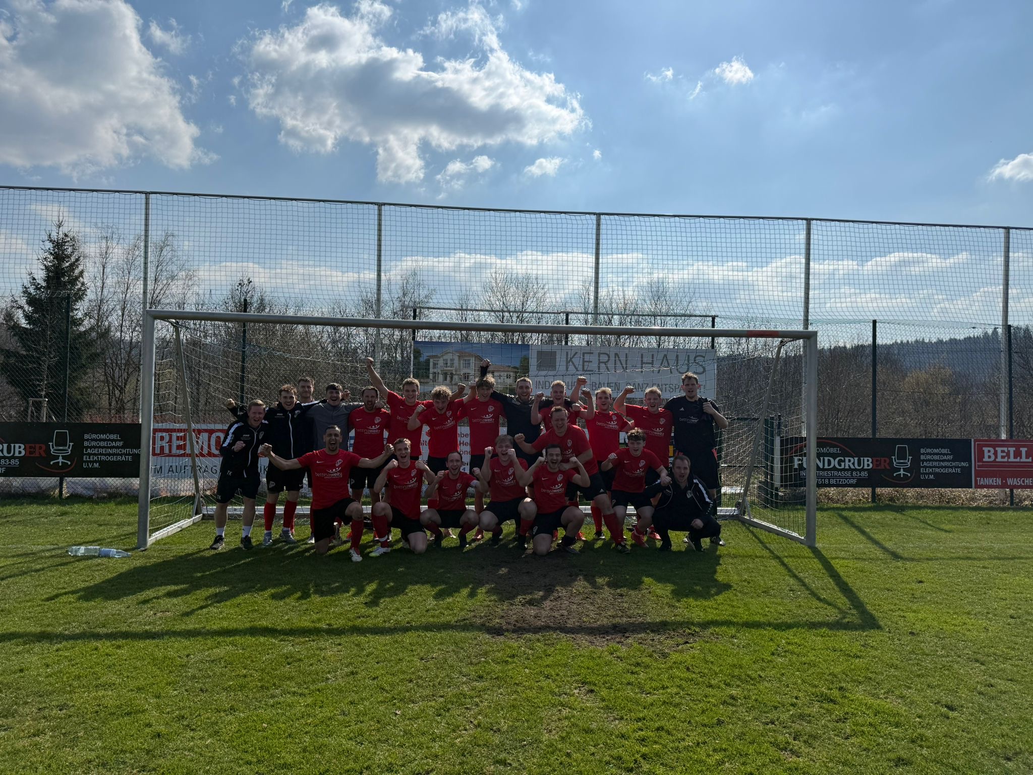 Erste verliert beim Schlusslicht, Zweite mit Auswärts-Kantersieg beim Meister