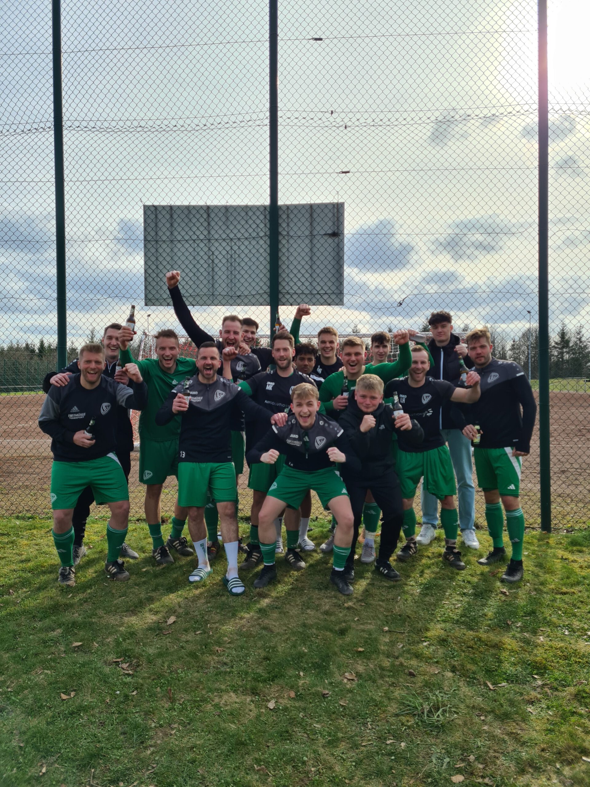 HoKa-Teams durchbrechen die 100-Tore-Grenze: Erste mit erneutem Kantersieg, Zweite macht es spannend